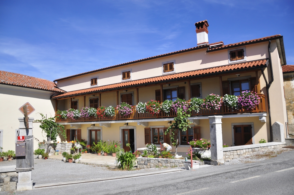 Agroutourism farm with accommodation Pr' Mežnarjevih (Breda Jelušič)